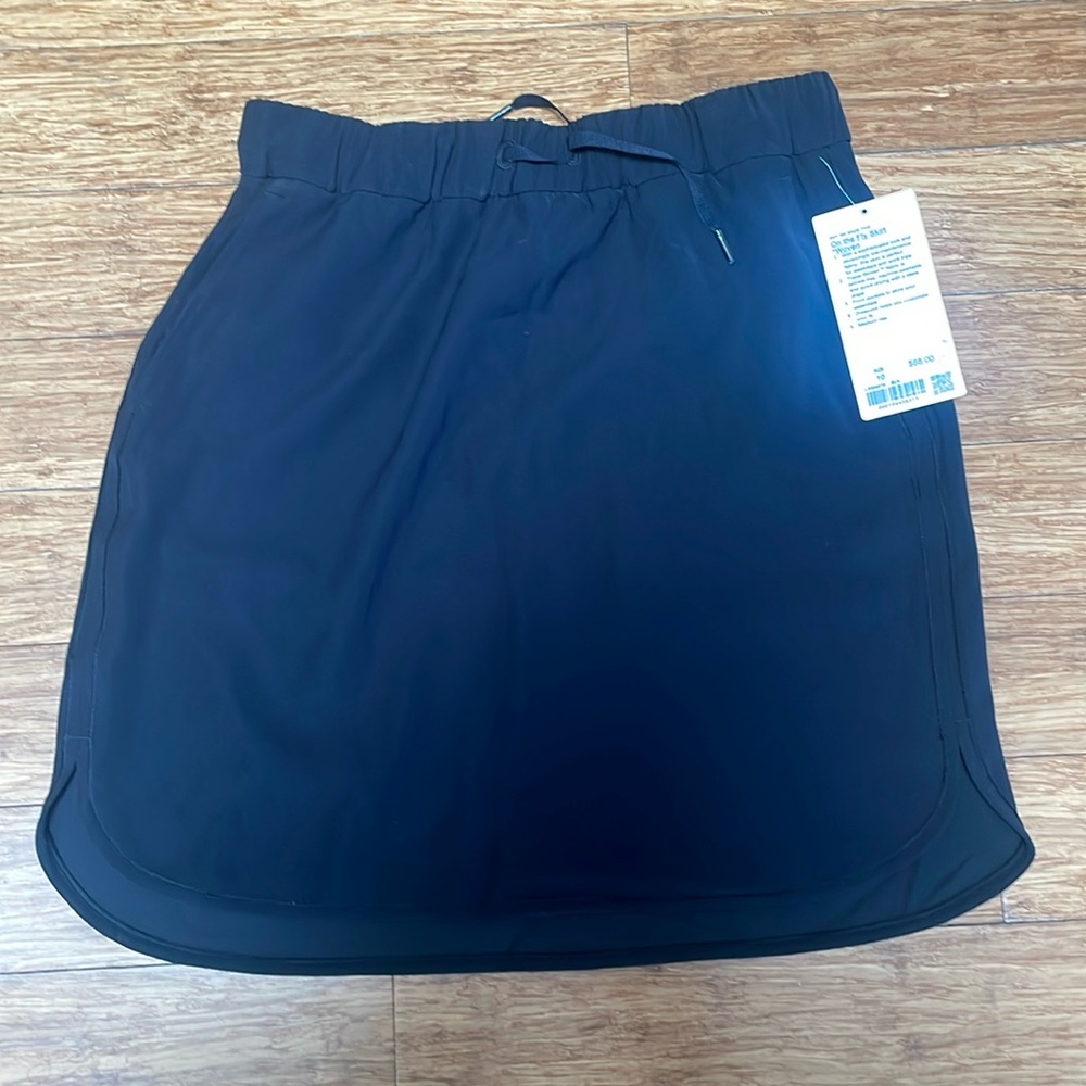 Lululemon on the fly skirt woven sz 10
